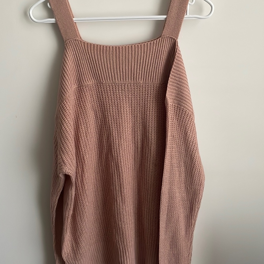 Sanctuary off the shoulder or strapped top. Very cute for summer and fall.